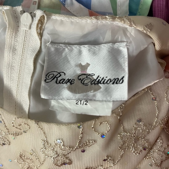 Fancy gold dress for toddler - Picture 3 of 3